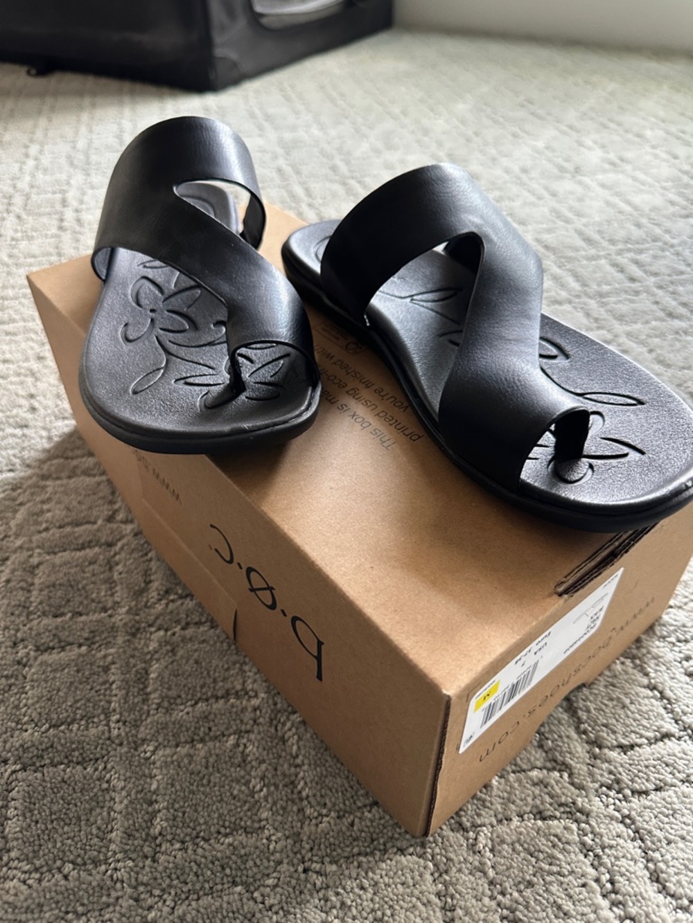b.o.c. Black Crossover Toe-Ring Slide Sandals